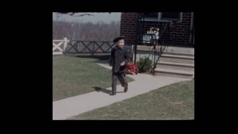 1956-boy-con-Tricornio-sombrero-se-mete-en-el-coche-antiguo-vintage