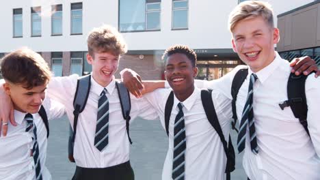 Portrait-Of-Smiling-männlich-Schülerinnen-und-Schüler-tragen-Uniform-außen-College-Gebäude