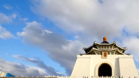 Timelapse-landscape-of-National-Chiang-Kai-shek-Memorial-Hall,-Taiwan