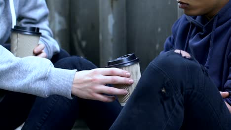 Chico-amable-compartiendo-café-con-helado-niño-sin-hogar,-ayuda-humana,-compasión