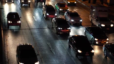 Atasco-de-tráfico-de-coches-en-concurrida-Avenida-de-noche