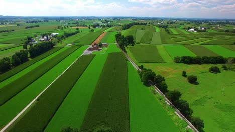 Tracks-von-Amish-Ackerland-zu-trainieren,-wie-gesehen-von-Drohne