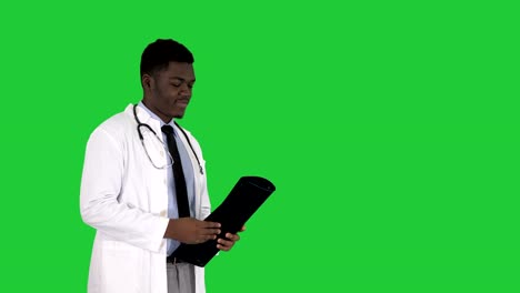 Arzt-zeigt-ein-Patient-die-Röntgenergebnisse,-dann-verlässt-der-Patient-auf-einem-Green-Screen,-Chroma-Key