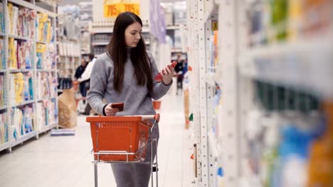 jóvenes,-selección-de-jabón-líquido-para-la-casa-en-el-supermercado