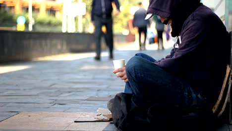 Obdachlose-Bettler-Mann-betteln-auf-der-Straße