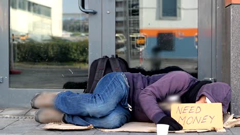 Obdachlose-Bettler-Mann-auf-der-Straße-schlafen