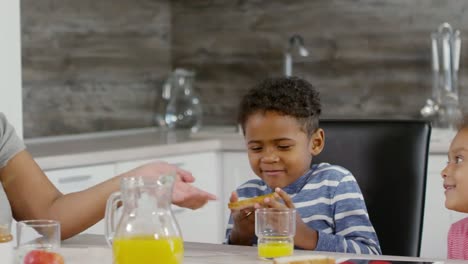 Madre-haciendo-tostadas-para-niños