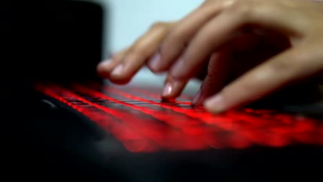 Finger-Taping-Red-Light-Keyboard-Notebook-Laptop-Computer.-Technologie-Entrepreneurship-Erfolg-Programmer-Start-Up-Informatik-Informationstechnologie-in-Dark-Room.-Home-Work-Computing-Businessman-Hacker