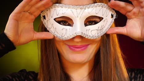 Cara-de-mujer-con-máscara-de-carnaval-4K