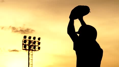 Silhouette-Baseball-atletas-están-entrenando-duro-con-la-puesta-de-sol