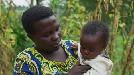 Mujer-africana-sosteniendo-a-su-bebé
