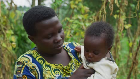 Afrikanische-Frau-hält-ihr-Baby