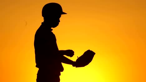 Silhouette-Mann-mit-einem-Baseballhandschuh-fangen-einen-Baseball