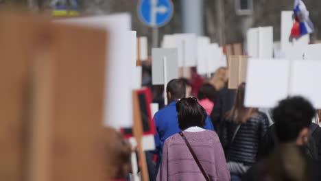 Massenaktivisten-bei-einer-Kundgebung-mit-Plakaten-sind-auf-der-Straße-Wanderbanner-Italien-4K