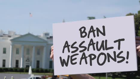 Mann-hält-Ban-Sturmwaffen-Zeichen-vor-dem-Weißen-Haus
