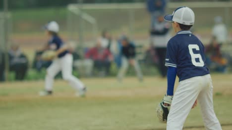 Zeitlupe-eines-Kindes-auf-dem-Spielfeld-während-eines-Baseballspiels