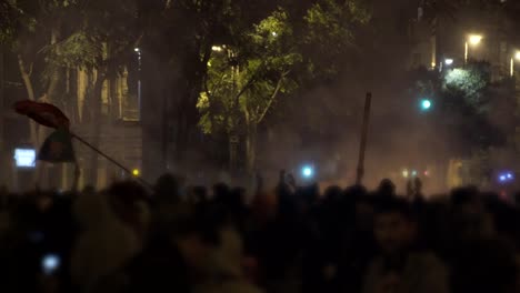 Revolutionäre-rote-Flagge-während-eines-Protestaufstandes-in-den-Straßen-einer-Stadt