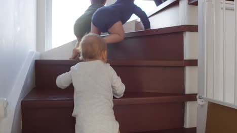 Baby-Triplets-Klettern-Treppe-in-Richtung-Mama-zu-Hause