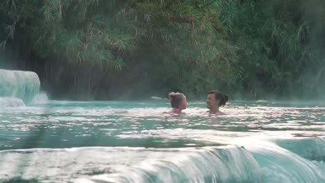 Madre-e-hija-relajante-en-aguas-termales