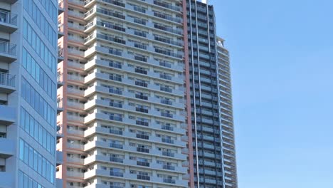 Fenster-und-Veranden-der-Hochhauswohnung-in-Tokio