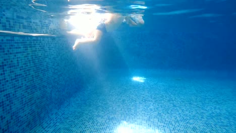 Videoclip.-Mama-lehrt-ein-Kind-im-Pool-zu-schwimmen.