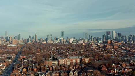 Toma-aérea-de-un-barrio-del-West-End-Toronto-a-finales-de-otoño.