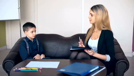 Profesional-psicólogo-hablando-con-un-niño