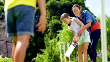 Familie-spielen-Cricket-im-park