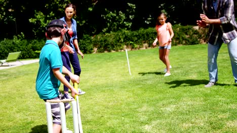 Glückliche-Familie-spielen-cricket