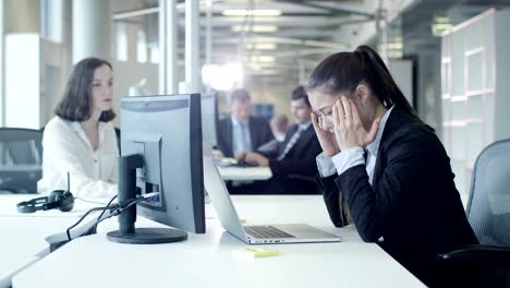 Erschöpfte-und-gestresste-weibliche-Arbeiter-am-Arbeitsplatz-im-Büro.