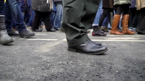 Concept-crowd-feet-with-shoes-closeup.-Anonymous-people-walking-on-the-street.-Unrecognizable-crowd-of-people-walking-during-morning-commute