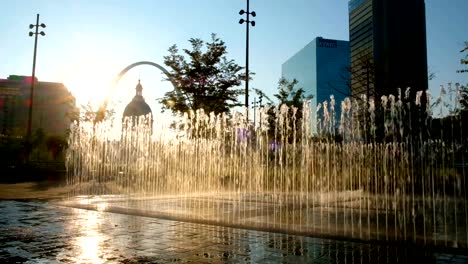 Kiener-Plaza-and-the-Gateway-Arch-in-St.-Louis,-Missouri