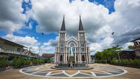 Clound-auf-Sky-und-die-Kathedrale-der-Unbefleckten-Empfängnis-ist-eine-römisch-katholische-Diözese-von-Chanthaburi,-Timelapse