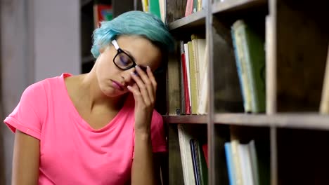 Estudiante-triste-bajo-presión-mental-en-biblioteca