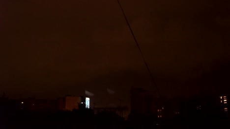 vista-desde-la-ventana-hacia-el-cielo-tormentoso.-noche-afuera,-fuera-de-la-ventana-vestida-con-las-lluvias-y-relámpagos-destellaba.-visto-desde-las-casas-alto-de-ventana-FullHD