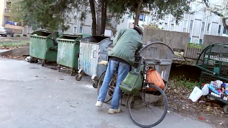 Hombre-en-la-pobreza-urbana