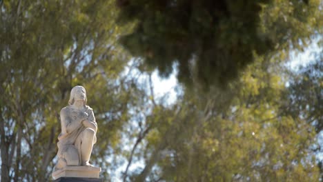 Statue-des-betroffenen-Menschen-beten-im-Grab-des-Friedhofs