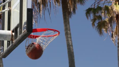 Street-Basketball-und-Hoop-am-Beach-park