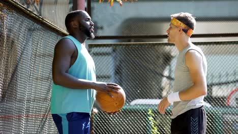 Entrenador-y-jugador-de-baloncesto,-hablando-sobre-el-futuro-estilo-de-vida-activo,-juego