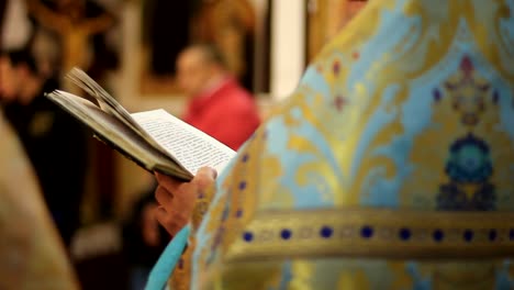 Clérigo-de-la-iglesia-ortodoxa-leyendo-libro-de-Salmo,-realizando-servicio-de-fiesta,-oración