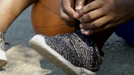 Afroamericana-del-Baloncestista-atar-sus-cordones-antes-del-partido,-de-cerca