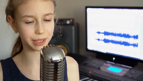 Kleines-Mädchen-singt-ein-Lied-im-Homerecording-Studio.