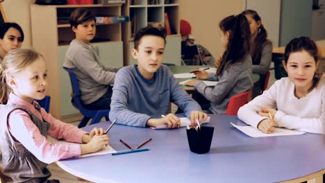 niños-sentados-y-escuchando-el-profesor-en-clase