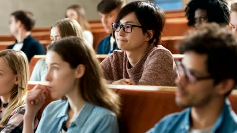 Große-Gruppe-von-Multi-ethnischen-Studenten-hören-einen-Vortrag-im-Klassenzimmer.-Helle-Jugendliche-Studie-an-der-Universität.