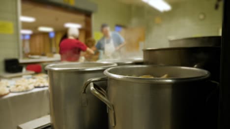 Cafeteria-Arbeiter-in-der-Küche