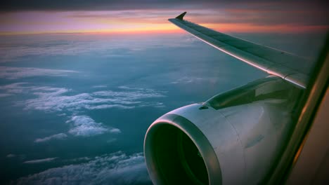 Concepto-de-ventana-de-vista-de-avión.-Ver-en-avión-de-ventana-ver-motor-y-ala-en-la-nube-y-azul-cielo-o-azul-cielo-en-la-tierra-hermosa.