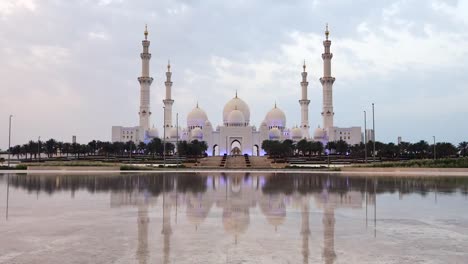 Sonnenaufgang-am-ersten-Tag-des-Ramadan-2018-an-Scheich-Zayid-Moschee-in-Abu-Dhabi,-Vereinigte-Arabische-Emirate