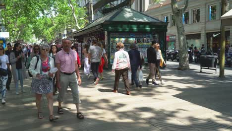 Die-Menschen-gehen-auf-der-Straße