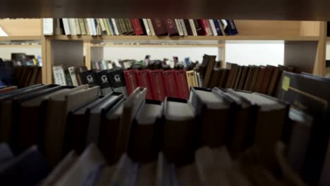 Estudiante-niña-encuentra-un-libro-en-la-biblioteca