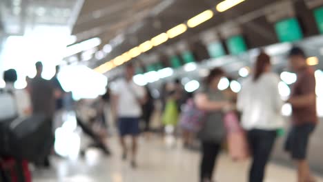 Imágenes-borrosas-de-pasajeros-a-pie-de-mostrador-en-terminal-internacional-del-aeropuerto.-4K-video-con-efecto-defocused.